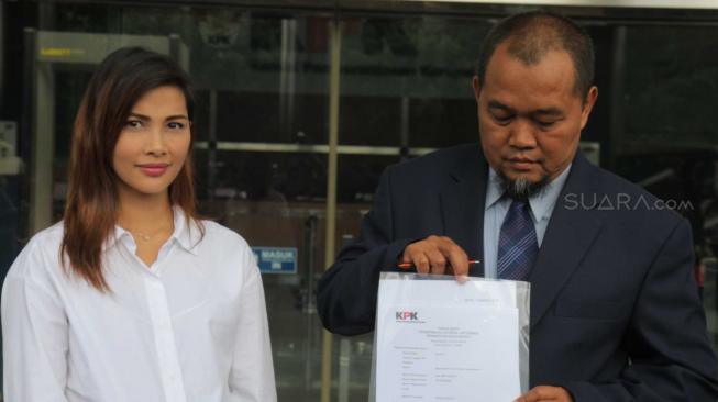 Artis Nadia Mulya anak dari Budi Mulya mantan  Deputi Bidang IV pengelolaan devisa Bank Indonesia bersama kuasa Hukumnya tiba di gedung KPK, Kuningan, Jakarta Selatan, Rabu (5/12). (Suara.com/Fakhri Hermansyah)