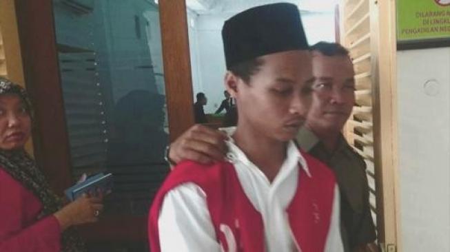 Paksa Istrinya Threesome Sama Pelanggan, Fichrul Dituntut 6 Tahun Bui