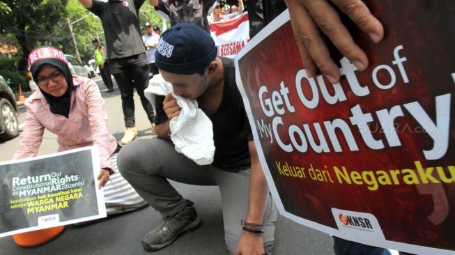 Sejumlah masa aksi dari Komite Nasional Solidaritas Rohingya melakukan teatrikal di depan Kedutaan Besar Myanmar, Jakarta, Rabu (5/12). (Suara.com/Fakhri Hermansyah)