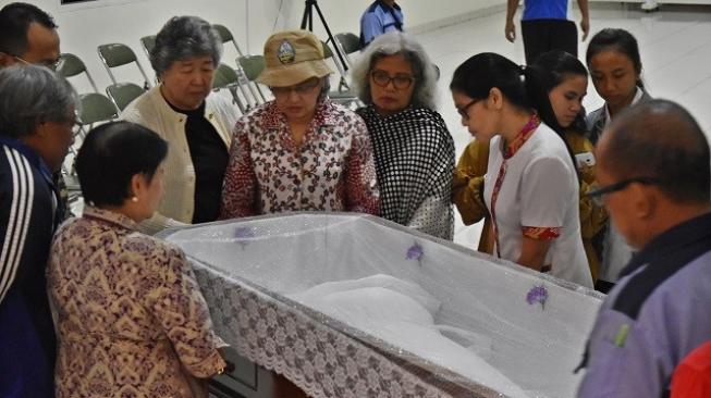 Sejumlah kerabat dan rekan memberikan penghormatan terakhir kepada jenazah sastrawan dan novelis Nurhayati Sri Hardini Siti Nukatin atau lebih dikenal dengan nama NH Dini (82) di Wisma Lansia Harapan Asri, Banyumanik, Semarang, Jawa Tengah, Selasa (4/12/2018). NH Dini meninggal dunia usai menjadi korban kecelakaan lalu lintas di ruas Tol Tembalang Semarang. ANTARA FOTO/Aditya Pradana Putra