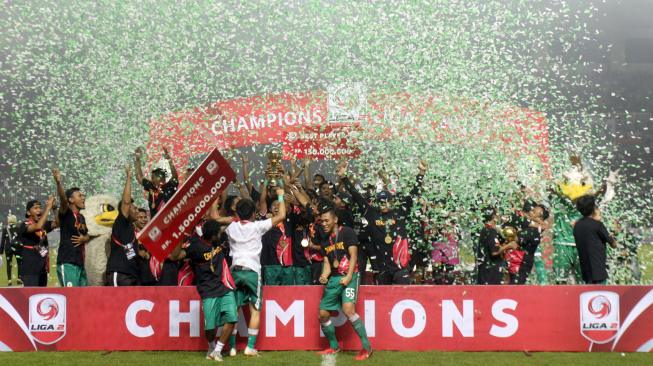 Sejumlah pemain PSS Sleman melakukan selebrasi kemenangan setelah mengalahkan Semen Padang pada laga final Liga 2 2018 di Stadion Pakansari, Bogor, Jawa Barat, Selasa (4/12). [ANTARA FOTO/Yulius Satria Wijaya]