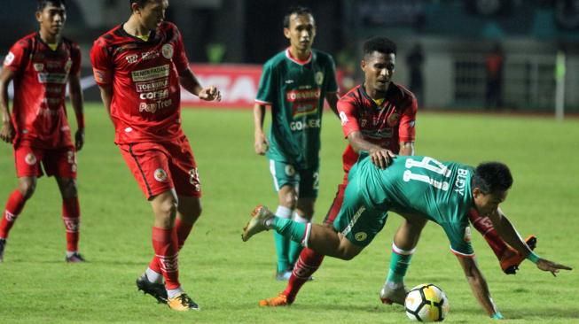 Pesepak bola PSS Sleman Slamet Budiyono (kanan) dikawal ketat oleh sejumlah pesepak bola Semen Padang pada laga final Liga 2 2018 di Stadion Pakansari, Bogor, Jawa Barat, Selasa (4/12). [ANTARA FOTO/Yulius Satria Wijaya]