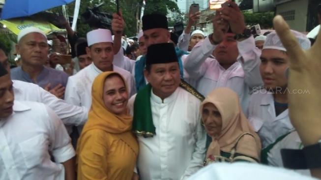 Berdesakan Liput Prabowo di Haul Habib Kwitang, HP Wartawan Hilang