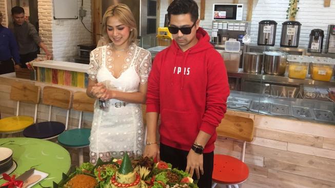 Jessica Iskandar dan kakak, Erick Iskandar saat meresmikan toko kue Baby El Bakery. (Sumarni/Suara.com)