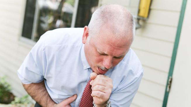 Batuk, seorang pria keluarkan sebagian paru-parunya. (Shutterstock)