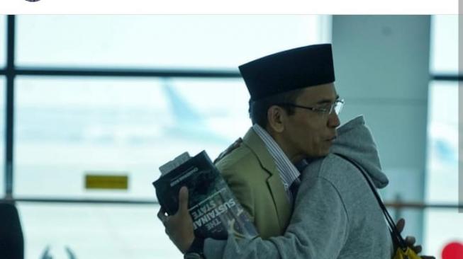 Peluk Sandiaga, TGB: Beda Pandangan Politik Tak Boleh Rusak Silaturahmi