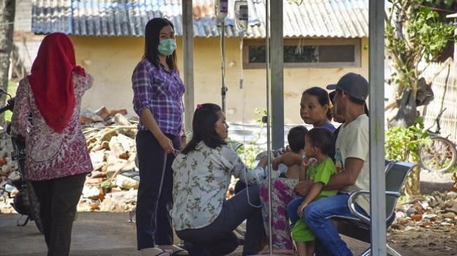 Lombok Diguncang Gempa 5,7 SR, Siswi SMK Tertimpa Genteng Sekolah