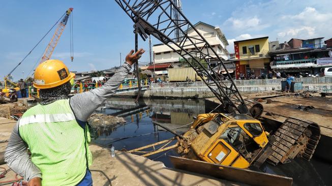 Crane jatuh menimpa rumah warga dekat Kali Sunter, Jalan Dakota Raya,Kemayoran, Jakarta, Kamis (6/12).[Suara.com/Muhaimin A Untung]