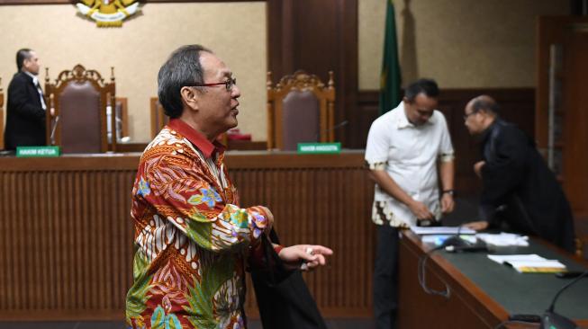 Terdakwa kasus korupsi KTP Elektronik Made Oka Masagung dan Irvanto Hendra Pambudi meninggalkan ruangan seusai menjalani sidang pembacaan putusan di Pengadilan Tipikor, Jakarta, Rabu (5/12). [ANTARA FOTO/Akbar Nugroho Gumay]