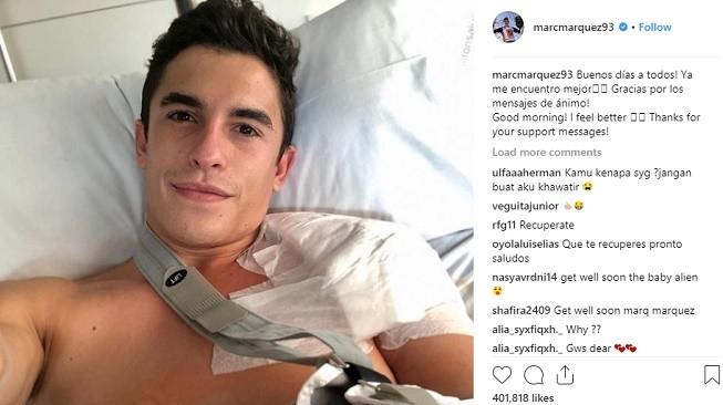 Marc Marquez mem-posting kondisinya yang terbaring di rumah sakit pasca operasi bahu kiri. [Instagram@marcmarquez93]