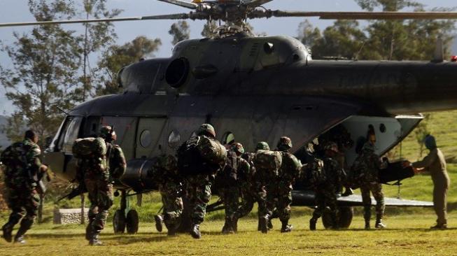 Prajurit TNI bersiap menaiki helikopter menuju Nduga di Wamena, Papua, Rabu (5/12/2018). ANTARA FOTO/Iwan Adisaputra