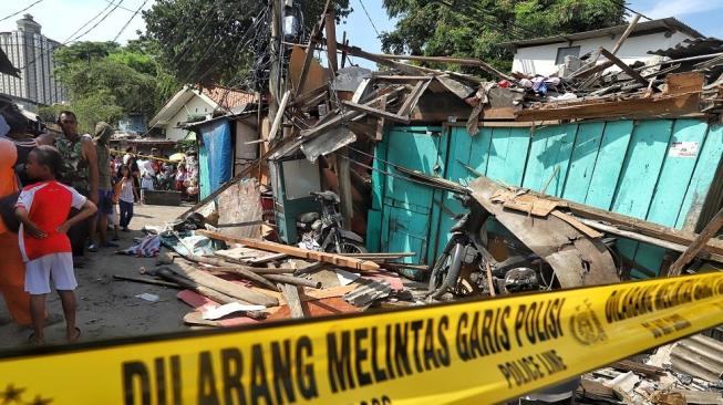 Crane Roboh Timpa Rumah Warga, 1 Keluarga Dilarikan ke Rumah Sakit