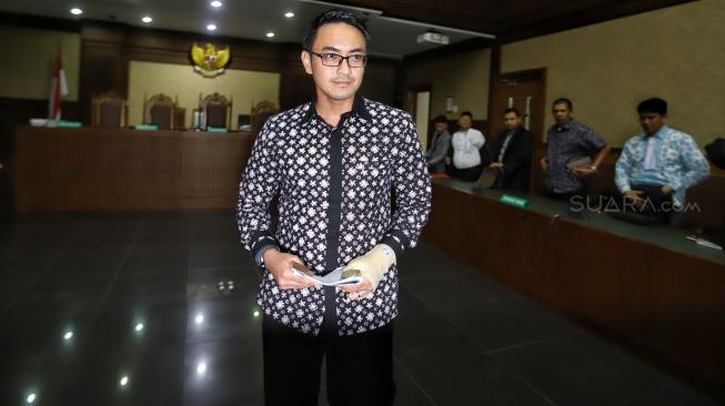 Terdakwa Gubernur Jambi Non Aktif Zumi Zola menjalani sidang putusan kasus dugaan suap pengesahan Anggaran Pendapatan dan Belanja Daerah atau APBD Provinsi Jambi di Pengadilan Tindak Pidana Korupsi, Jakarta, Kamis (6/12). [Suara.com/Muhaimin A Untung]