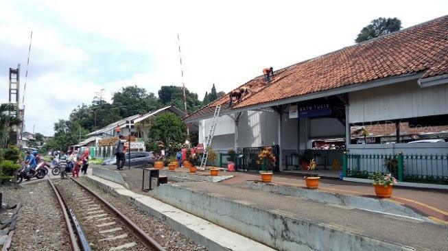 Diterjang Angin Puting Beliung, Atap Stasiun Batu Tulis Jebol