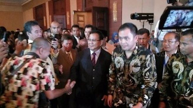 Hadiri Acara Gala Dinner, Prabowo Pakai Setelan Jas dan Dikalungi Bunga