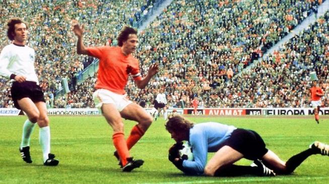 Pemain Belanda Johan Cruyff (tengah) dibayang-bayangi Franz Beckenbauer (kiri) dalam final Piala Dunia 1974 [AFP]