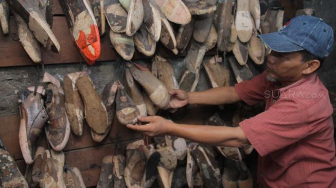 Suasana industri rumahan pembuatan sepatu di daerah Kuningan, Jakarta Selatan, Jumat (7/12). [Suara.com/Fakhri Hermansyah]