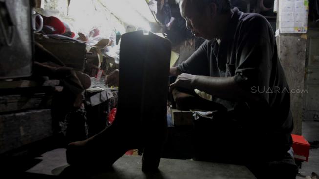 Suasana industri rumahan pembuatan sepatu di daerah Kuningan, Jakarta Selatan, Jumat (7/12). [Suara.com/Fakhri Hermansyah]