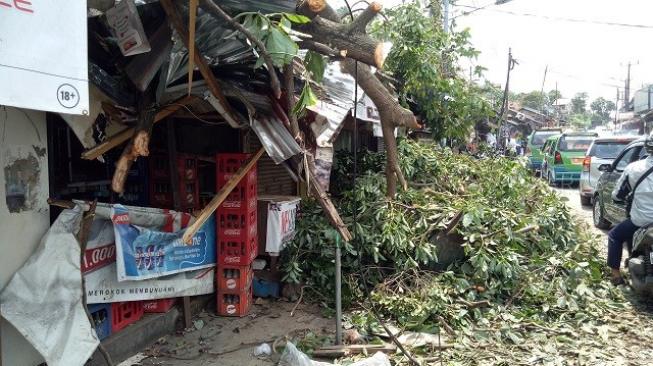 Detik-detik Angin Puting Beliung Hancurkan Ratusan Rumah Warga di Bogor