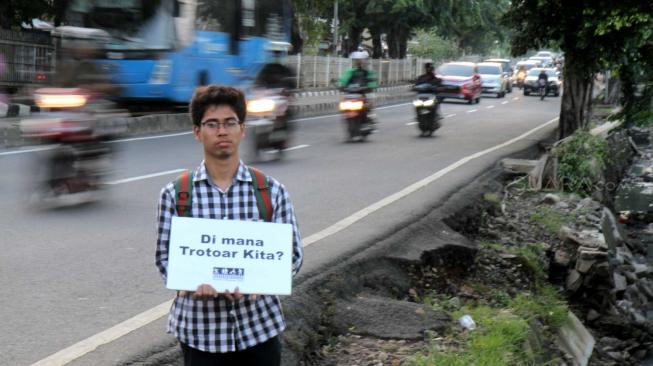 Aktivis Koalisi Pejalan Kaki  melakukan aksi di sepanjang trotoar Jl. I Gusti Ngurah rai, Jakarta Timur, Jumat (7/12). [Suara.com/Fakhri Hermansyah]