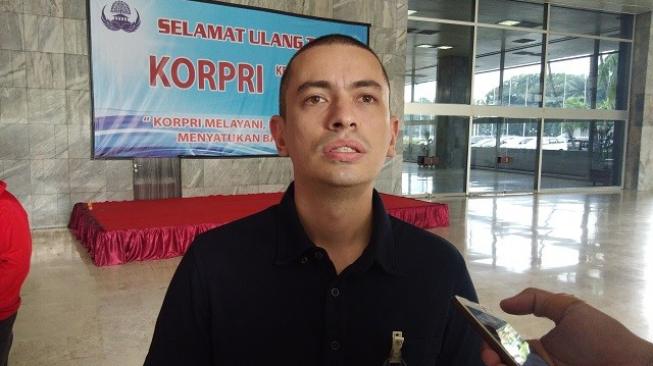 Juru bicara Partai Solidaritas Indonesia (PSI) Rian Ernest. (Suara.com/Ria Rizki)