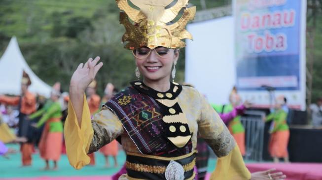 Tarian Era-Era Meriahkan Pembukaan Festival Danau Toba 2018