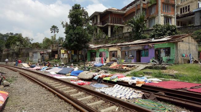 Puting Beliung di Bogor, Rel Kereta Jadi Tempat Jemuran Kasur