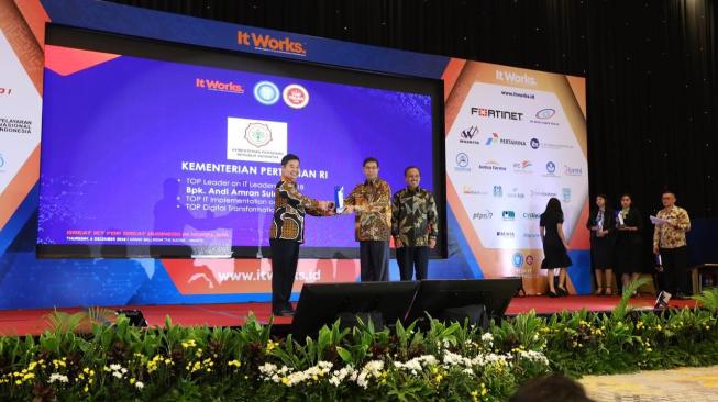 Catatkan Prestasi, Kementan Raih Tiga Penghargaan di TOP IT & TELCO 2018