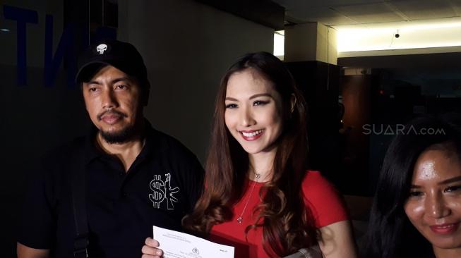 Chef dan model Puput Carolina melaporkan Nikita Mirani ke Polda Metro Jaya, Jumat (7/12/2018). (Wahyu Tri Laksono/Suara.com)