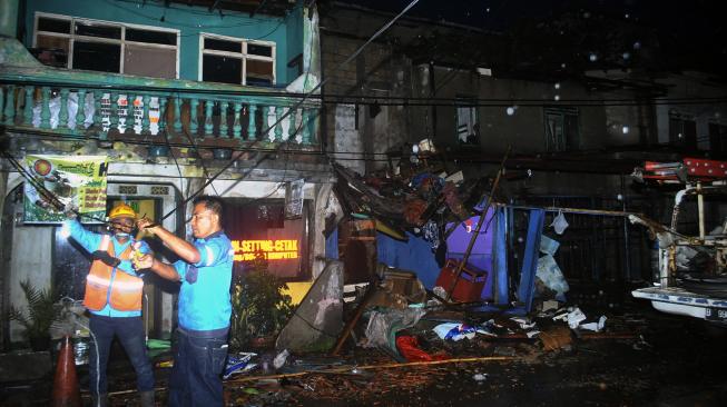 Petugas PLN memperbaiki jaringan listrik yang terputus akibat angin puting beliung di wilayah Batu Tulis, Bogor, Jawa Barat, Kamis (6/12). [ANTARA FOTO/Arif Firmansya]