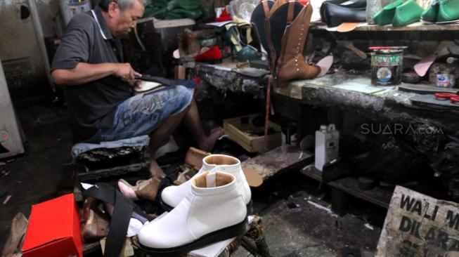 Suasana industri rumahan pembuatan sepatu di daerah Kuningan, Jakarta Selatan, Jumat (7/12). [Suara.com/Fakhri Hermansyah]