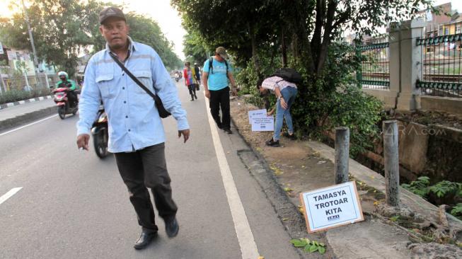 Aktivis Koalisi Pejalan Kaki  melakukan aksi di sepanjang trotoar Jl. I Gusti Ngurah rai,  Jakarta Timur, Jumat (7/12). [Suara.com/Fakhri Hermansyah]