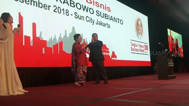 Prabowo "Ngerjain" Titiek Soeharto Nyanyi Lagu Mandarin