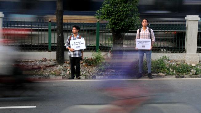 Aktivis Koalisi Pejalan Kaki  melakukan aksi di sepanjang trotoar Jl. I Gusti Ngurah rai,  Jakarta Timur, Jumat (7/12). [Suara.com/Fakhri Hermansyah]