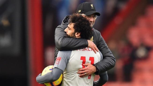 Pemain Liverpool Mohamed Salah (kiri) mendapatkan pelukukan dari manajer Jurgen Klopp setelah mencetak hat-trick is melawan Bournemouth di Vitality Stadium. Glyn KIRK / AFP