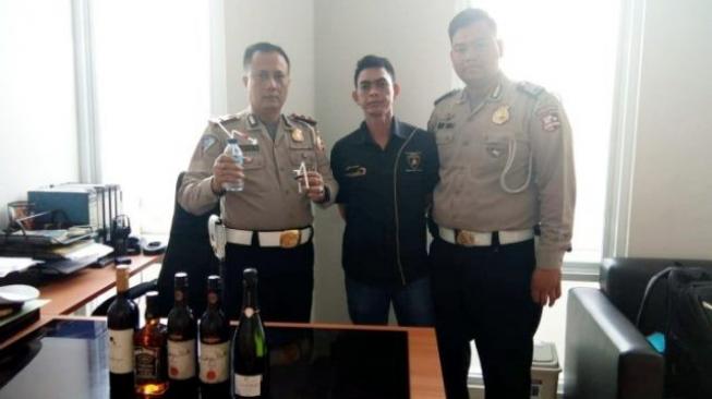 Asyik Nyabu di Pinggir Jalan, Sopir Fortuner Dibekuk Polisi