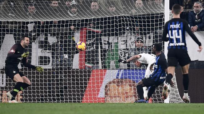 Pemain depan Juventus Mandzukic melakukan sundulan ke gawang Inter Milan selama pertandingan sepak bola Serie A antara Juventus melawan Inter Milan di Stadion Allianz, Turin, Italia, Sabtu (8/12). [Marco BERTORELLO / AFP]