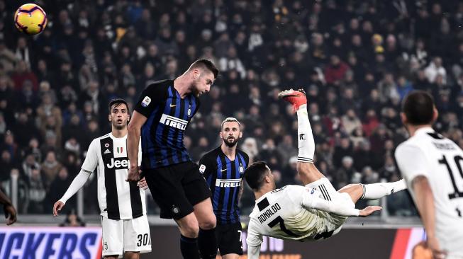 Pemain depan Juventus Ronaldo menendang bola ke gawang Inter Milan pada pertandingan sepak bola Serie A antara Juventus melawan Inter Milan di Stadion Allianz, Turin, Italia, Sabtu (8/12). [Marco BERTORELLO / AFP]