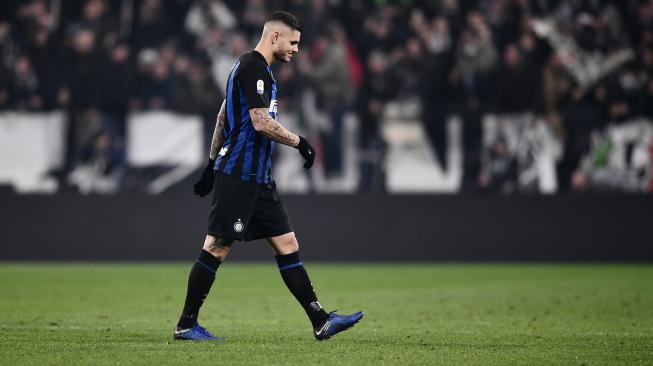 Ekspresi pemain depan Inter Milan Mauro Icardi usai klubnya dikalahkan Juventus pada pertandingan sepak bola Serie A Juventus melawan Inter Milan di Stadion Allianz, Turin, Italia, Sabtu (8/12). [Marco BERTORELLO / AFP]

