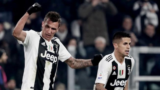 Ekspresi penyerang Juventus, Mario Mandzukic (kiri) usai mencetak gol ke gawang Inter Milan pada lanjutan Liga Italia di Juventus Arena, Jumat (8/12/2018). [AFP/Isabella Bonotto]