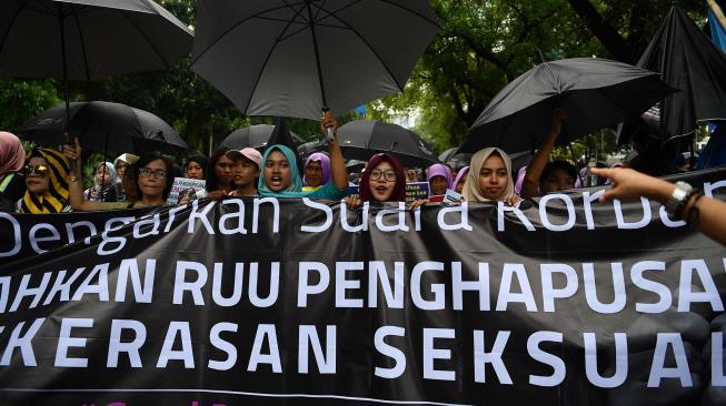 Masyarakat dari berbagai aliansi melakukan aksi damai bertajuk stop kekerasan seksual di Jalan Medan Merdeka Barat, Jakarta, Sabtu (8/12).[ANTARA FOTO/Sigid Kurniawan]