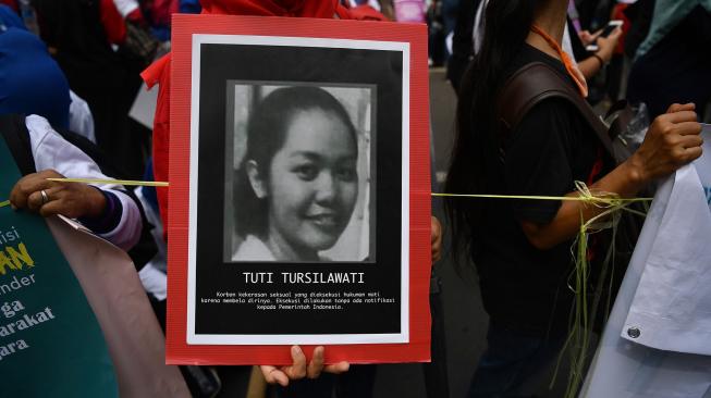 Masyarakat dari berbagai aliansi melakukan aksi damai bertajuk stop kekerasan seksual di Jalan Medan Merdeka Barat, Jakarta, Sabtu (8/12).[ANTARA FOTO/Sigid Kurniawan]