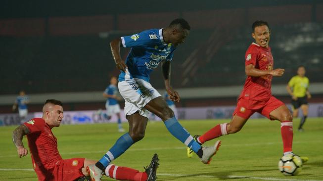 Ezechiel N'Douassel Absen Selama Sepekan di Persib, Kenapa ?