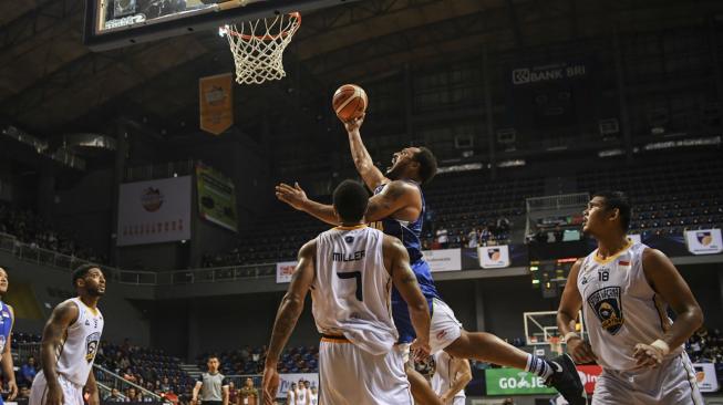 Pebasket Satria Muda Pertamina Dior Alexander Lowhorn melakukan lay up saat melawan tim Satya Wacana Salatiga pada laga IBL 2018-2019 Seri II di Britama Arena, Jakarta, Jumat (7/12/2018). [Antara/Hafidz Mubarak A]