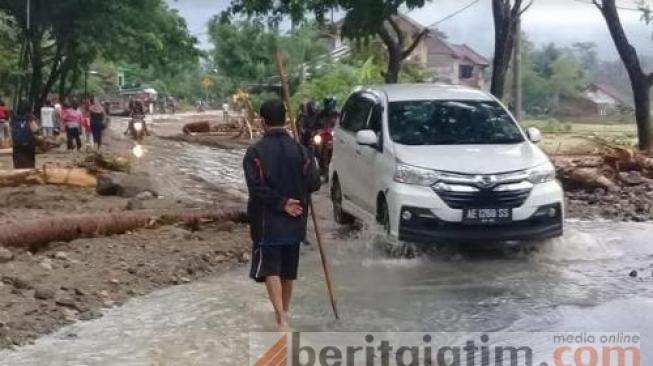 Diterjang Banjir, Satu Keluarga di Pacitan Tewas Tertimbun Longsor