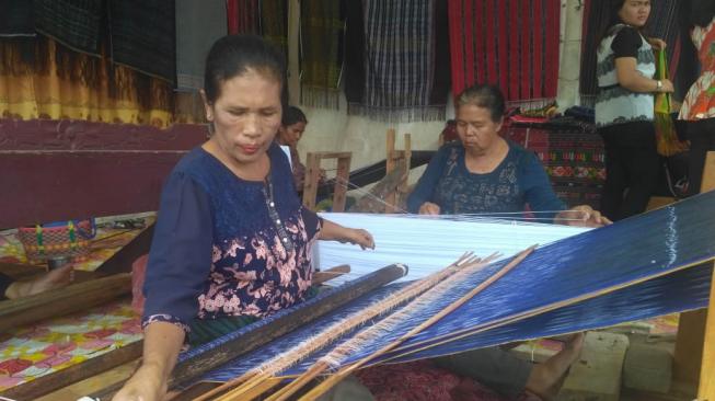 Kenalkan Budaya, Festival Danau Toba 2018 Tampilkan Proses Pembuatan Ulos