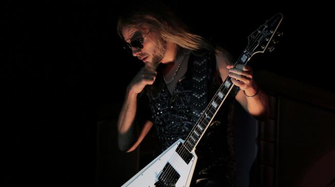 Gitaris Judas Priest Richie Faulkner beraksi pada "Judas Priest Live In Concert 2018" di Ecopark Ancol, Jakarta, Jumat (7/12). [ANTARA FOTO/Rivan Awal Lingga]