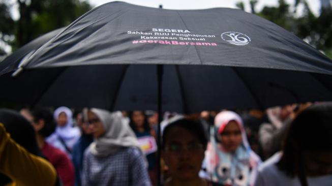 Masyarakat dari berbagai aliansi melakukan aksi damai bertajuk stop kekerasan seksual di Jalan Medan Merdeka Barat, Jakarta, Sabtu (8/12).[ANTARA FOTO/Sigid Kurniawan]