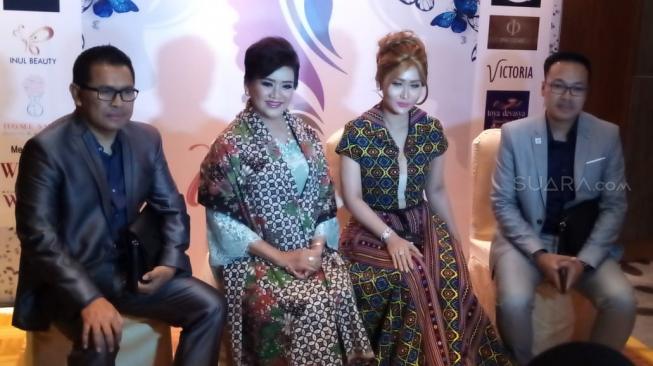 Konfrensi pers Wanita Inspirasi 2018, (dari kiri ke kanan) Nanang H Sumarsono dari Kenko Nokai, Swandani Dewata Dewi, Inul Daratista, dan Handoko dari Kenko Nokai. (Ferry Noviandi/Suara.com)