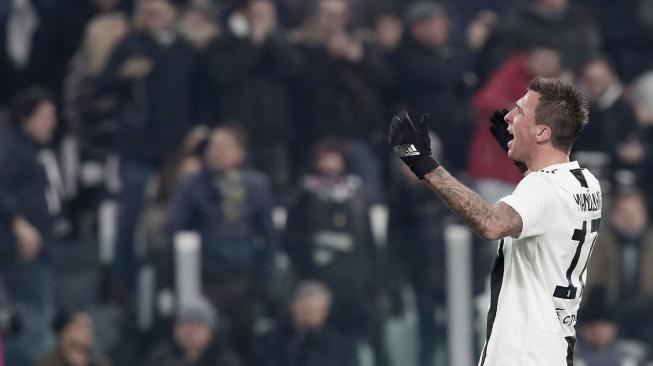 Pemain depan Juventus Mandzukic merayakan gol yang dicetak ke gawang Inter Milan pada pertandingan sepak bola Serie A Juventus melawan Inter Milan di Stadion Allianz, Turin, Italia, Sabtu (8/12). [Isabella BONOTTO / AFP]